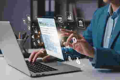 Foto: Person arbeitet auf Laptop