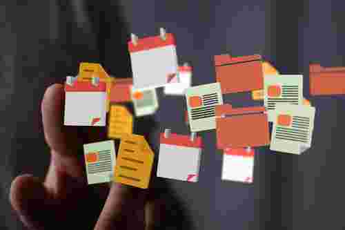 Foto: Hand hält digitale Dokumente