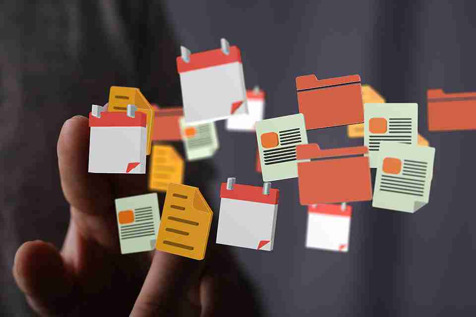 Foto: Hand hält digitale Dokumente