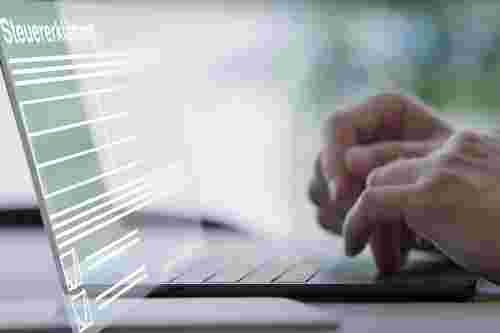 Foto: Hände auf Laptoptastatur