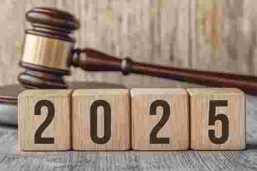 Foto: Richterhammer und Aufschrift 2025