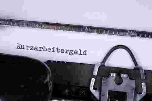 Foto: Schreibmaschine mit Aufschrift Kurzarbeitergeld