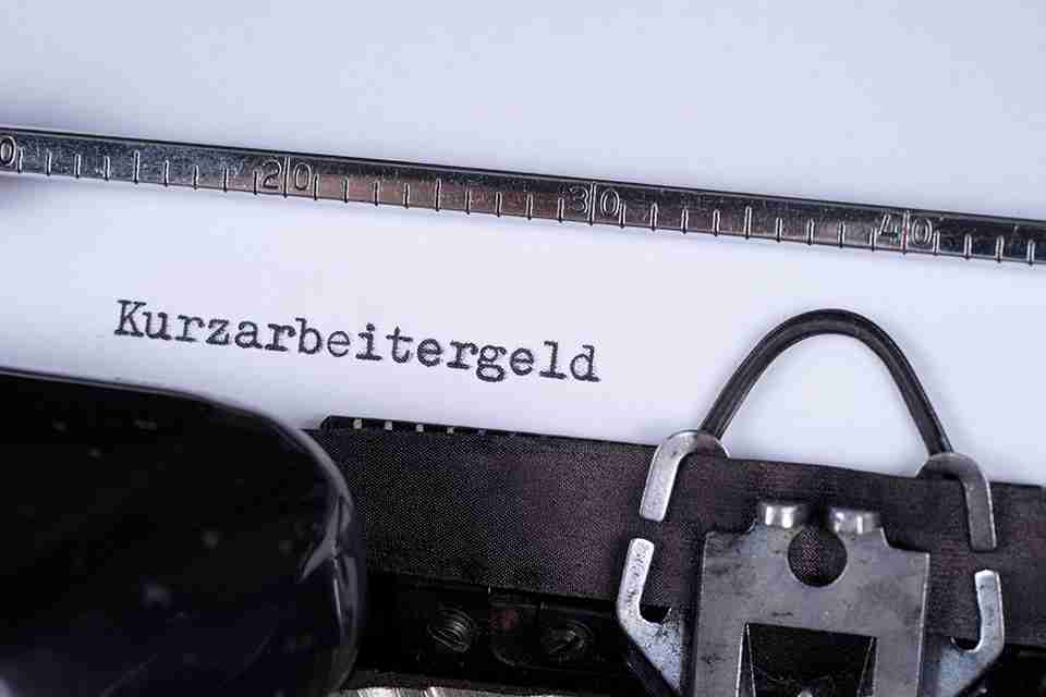 Foto: Schreibmaschine mit Aufschrift Kurzarbeitergeld