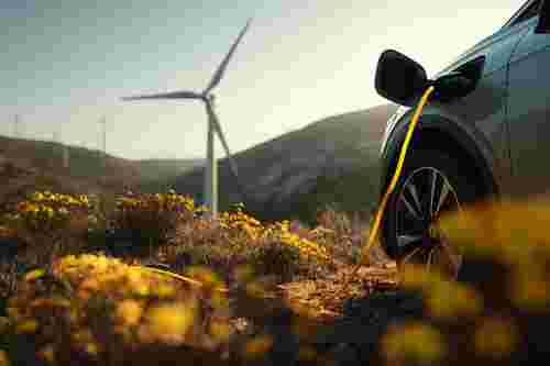 Foto: Auto mit Ladekabel